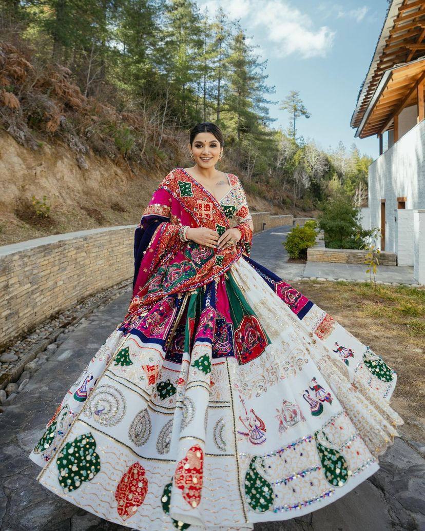 WHITE MULTICOLOUR DESIGNER LEHNGHA CHOLI WITH MIRROR WORK ATTACHED DUPATTA
